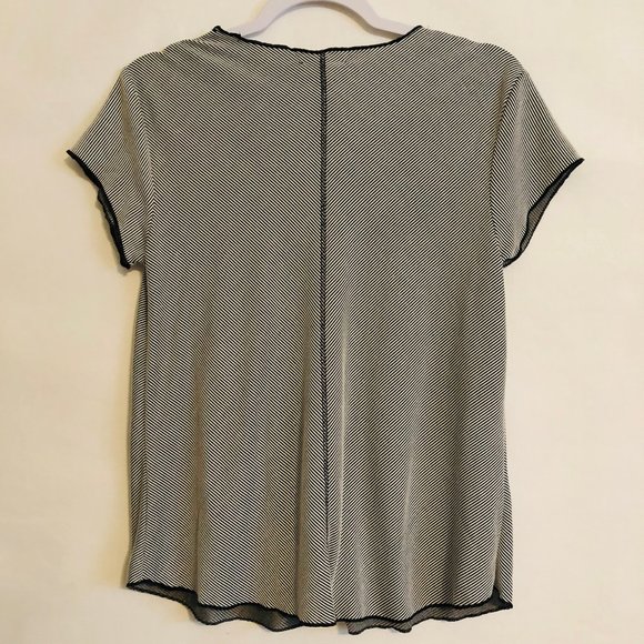 🎈 Black & White Striped Pocket V-Neck Tee! - Picture 3 of 4